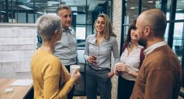 Groupe de collègues discutant autour d'un café