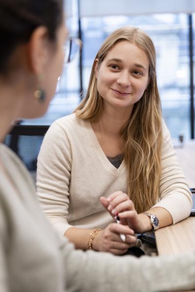 Une femme regardant son interlocuteur 
