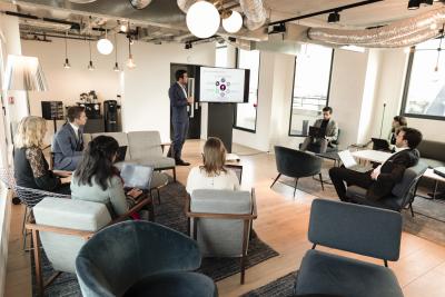 Collègues en réunion