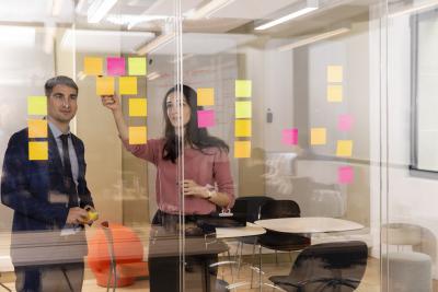 personnes en train de brainstormer