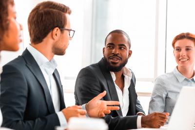 Professionnels en discussion